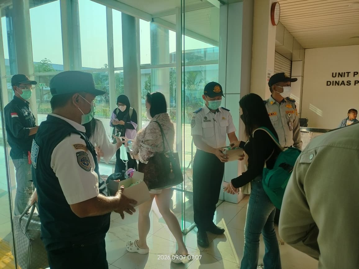 WASPADA ANTISIPASI ABU VULKANIK, PETUGAS KSOP KELAS IV MUARA ANGKE BAGIKAN MASKER KEPADA PENUMPANG DAN PETUGAS DI LAPANGAN